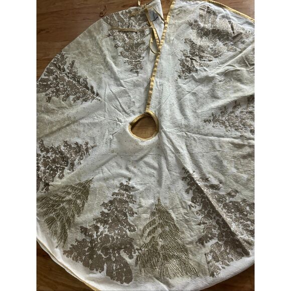 Nicole miller Christmas tree skirt white and gold Christmas trees on it - Picture 2 of 8